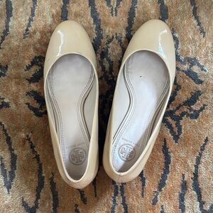Tory Burch nude patent wedges 7.5